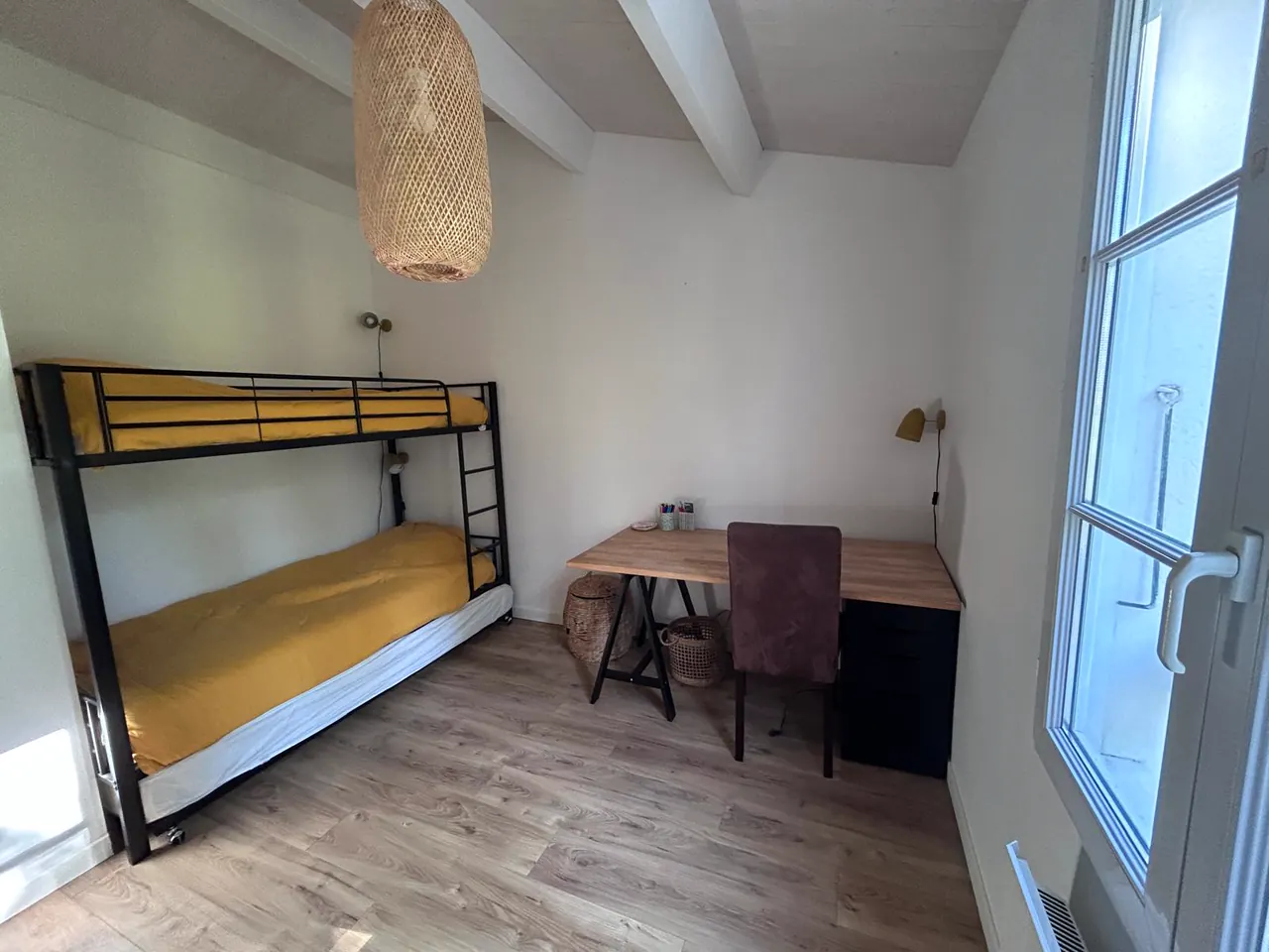 La chambre des enfants : lits superposés et petit bureau
