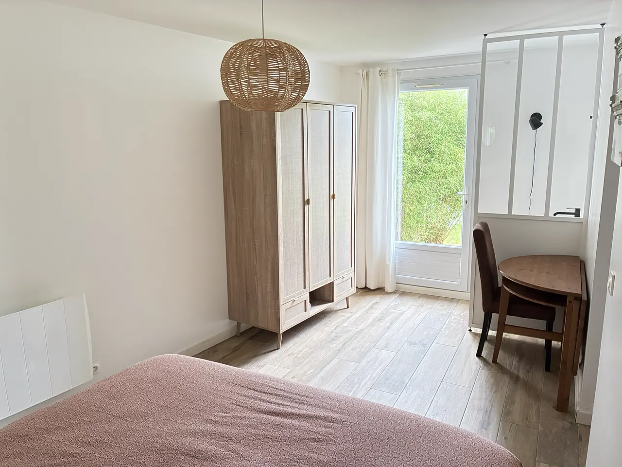La troisième chambre, armoire, porte-fenêtre ouverte sur le jardin