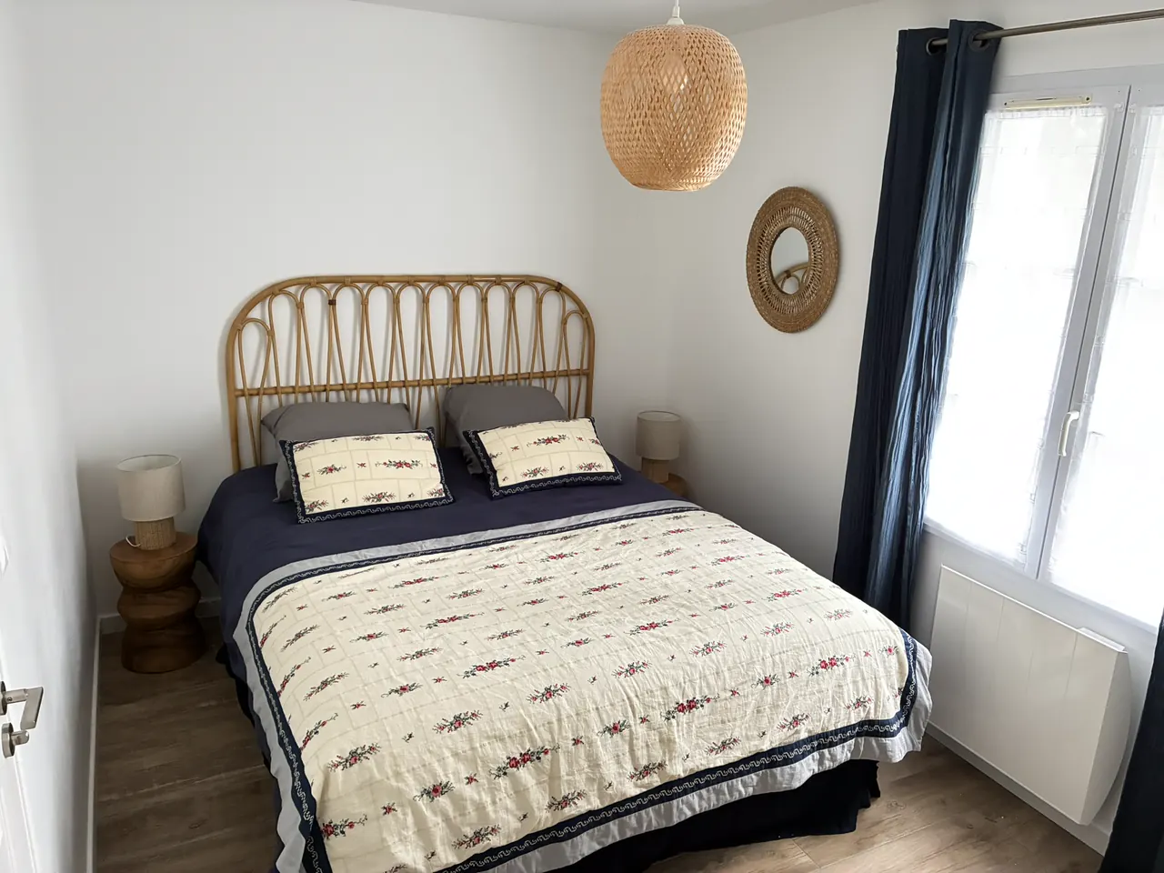 La chambre du bas, lit double, tête de lit en rotin